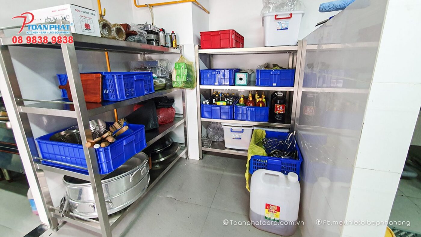 Kệ Inox 304 được sử dụng rộng rãi trong bếp nhà hàng, khách sạn và cơ sở chế biến thực phẩm
