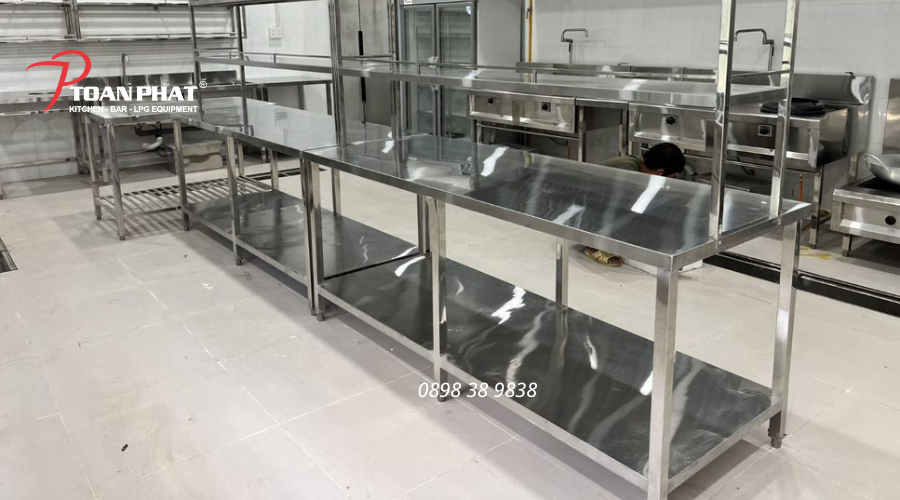 Kệ Inox tại bếp ăn bệnh viện Nhi Đồng 2 do Toàn Phát sản xuất