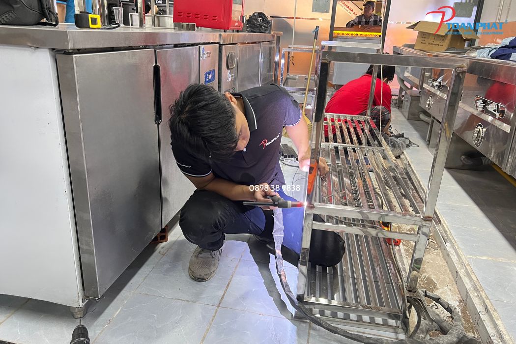Kỹ thuật Toàn Phát lắp đặt thiết bị inox cho công trình