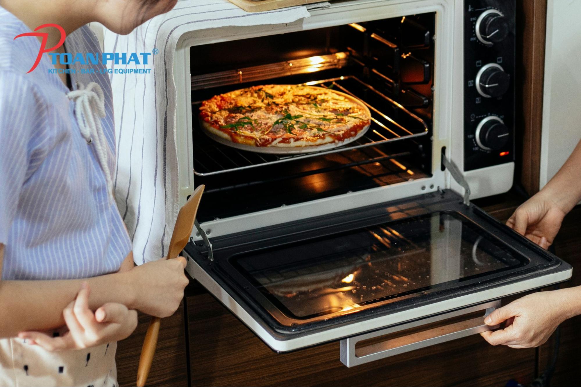 Lò nướng pizza giúp bánh đạt chuẩn với phần đế giòn, nhân chín đều