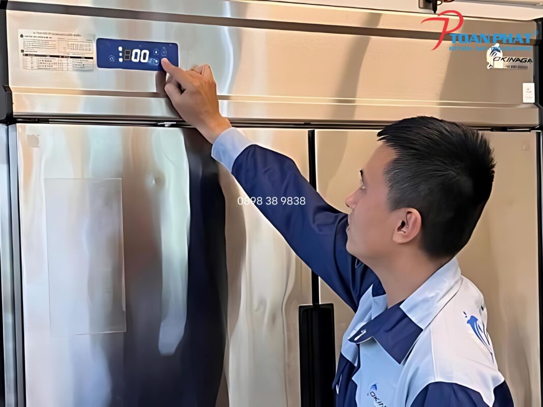 Tủ mát công nghiệp được trang bị màn hình LED hiển thị nhiệt độ
