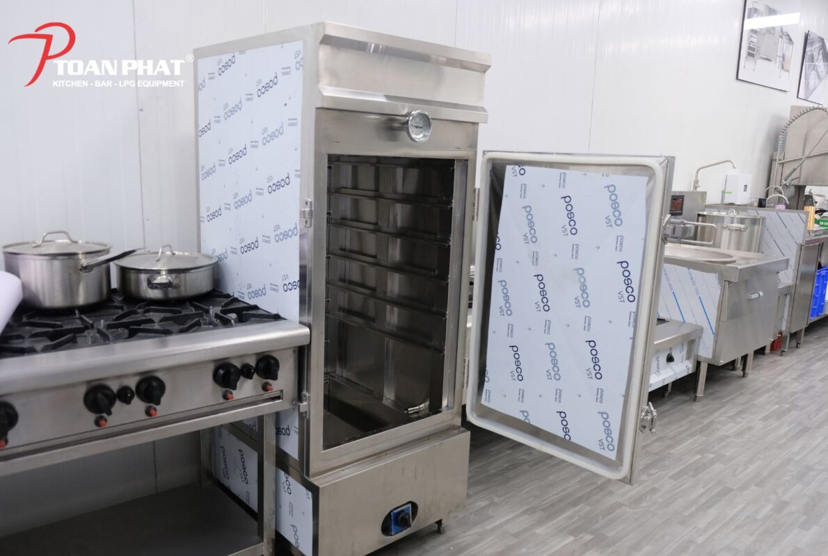 Tủ nấu cơm công nghiệp được trưng bày tại showroom Toàn Phát