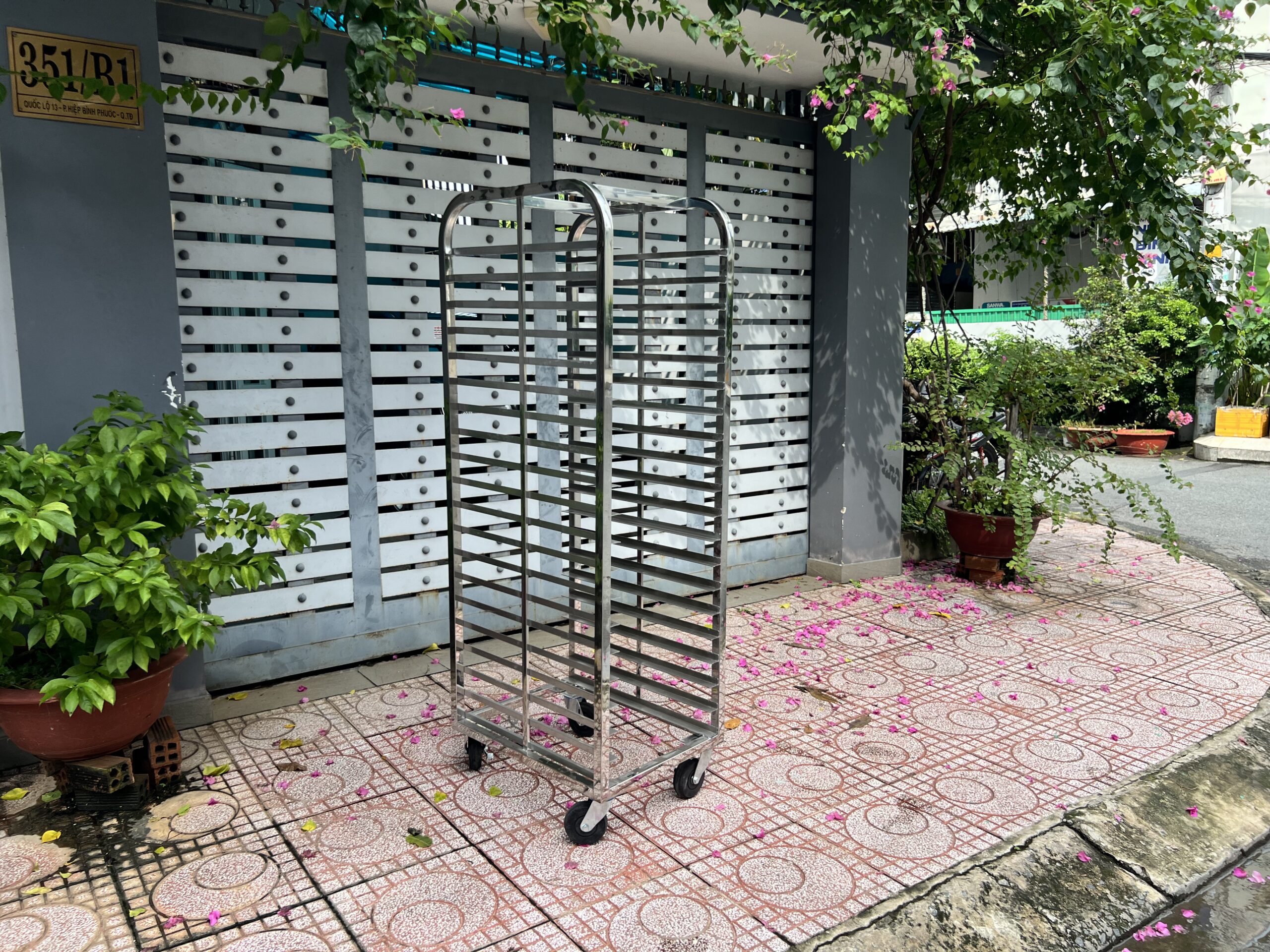Xe đẩy hàng inox có khung rào chắn