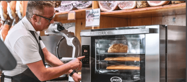 Lò nướng đối lưu được sử dụng phổ biến tại các tiệm bánh
