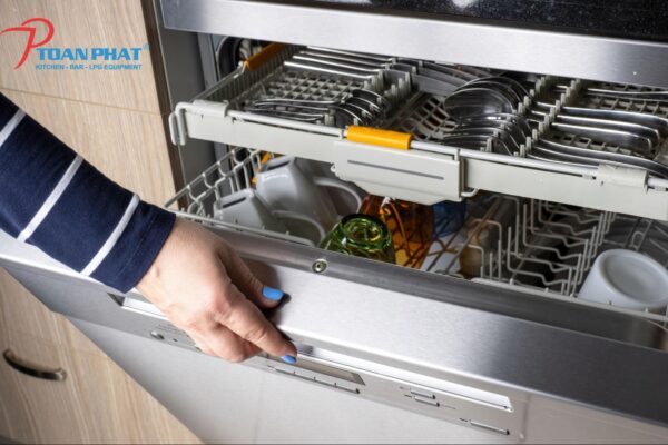 Giới thiệu về máy rửa chén âm tủ công nghiệp