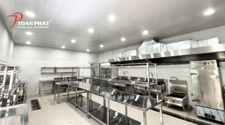 Máy rửa chén cửa trên là thiết bị cần thiết cho các căng tin lớn