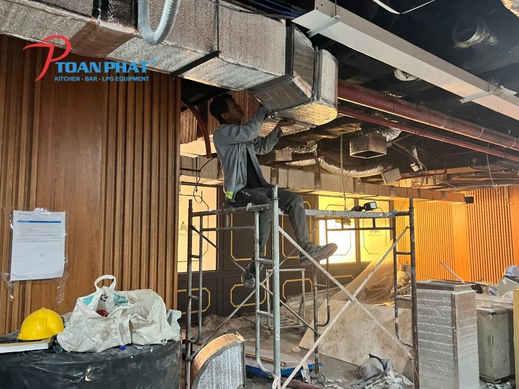 Thiết kế bếp quán ăn: Nguyên tắc, mô hình, chi phí và các thông tin quan trọng cần biết 27 Thi công, lắp đặt ống hút khói tại nhà hàng