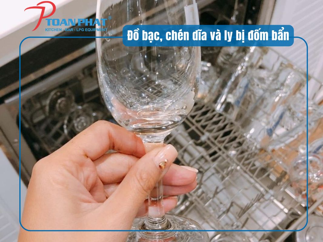20 lỗi máy rửa chén công nghiệp thường gặp và cách xử lý hiệu quả nhất 2 Đồ bạc, chén dĩa và ly bị đốm bẩn