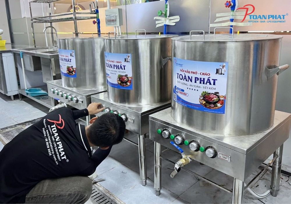 Nồi nấu phở Toàn Phát tại bếp quán phở