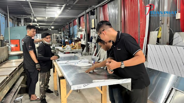 THIẾT KẾ BẾP NHÀ HÀNG - UY TÍN - CHẤT LƯỢNG CHO MỌI DỰ ÁN 5 Thi công các thiết bị tại xưởng Toàn Phát