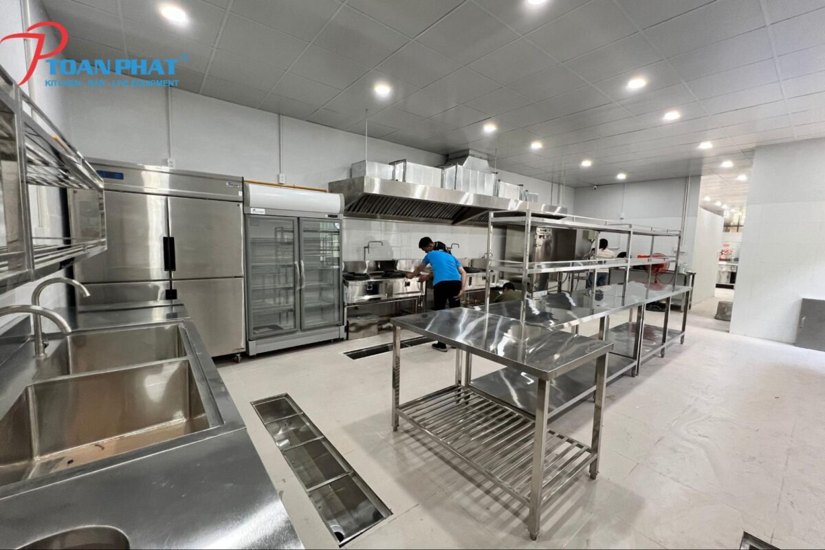 Tủ đông 4 cánh được sử dụng phổ biến trong bếp nhà hàng, khách sạn
