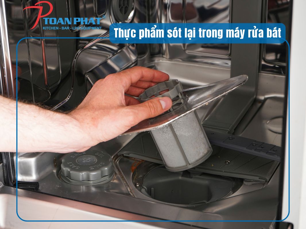 20 lỗi máy rửa chén công nghiệp thường gặp và cách xử lý hiệu quả nhất 4 Thực phẩm sót lại trong máy rửa bát