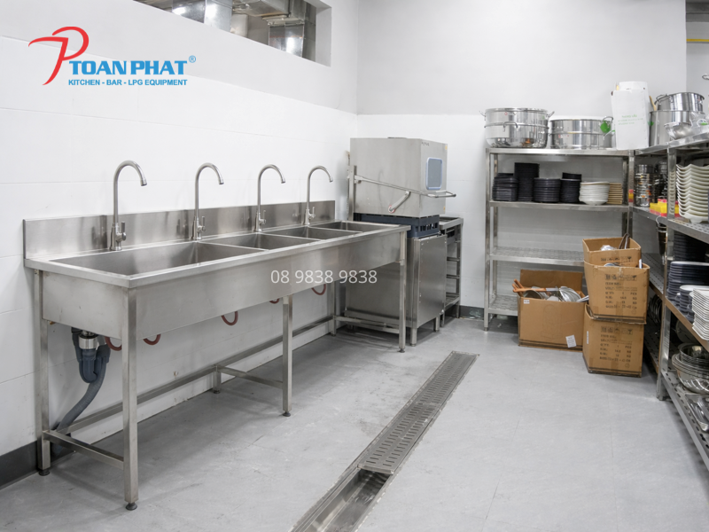 Máng rửa tay inox bên trong khu bếp nhà hàng
