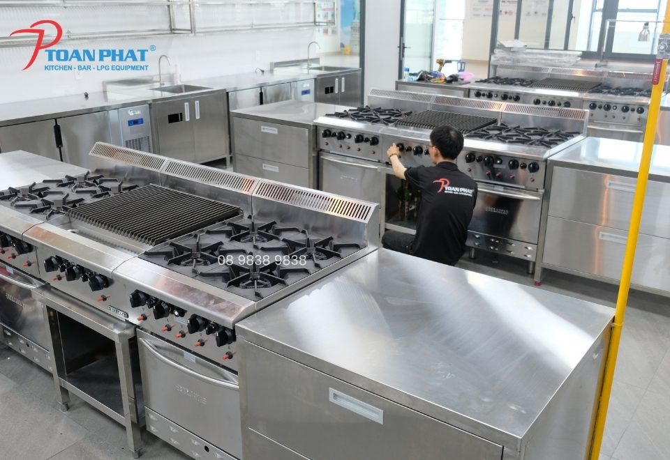 Hệ thống bếp công nghiệp trường học được thiết kế theo quy trình bếp một chiều, đảm bảo an toàn vệ sinh thực phẩm.