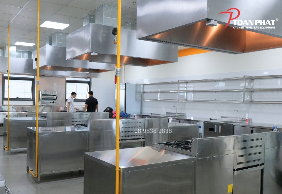 Hệ thống hút khói bếp trường học giúp không gian bếp thông thoáng, giảm nhiệt hiệu quả.