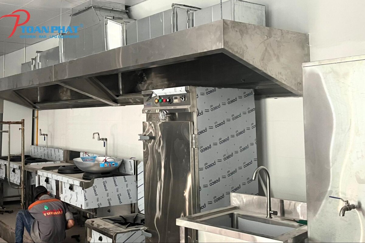 30+ Mẫu thiết kế bếp ăn bệnh viện 2025 - Tư vấn chi tiết từ A đến Z 4 Hệ thống hút khói, hút mùi ở bệnh viện