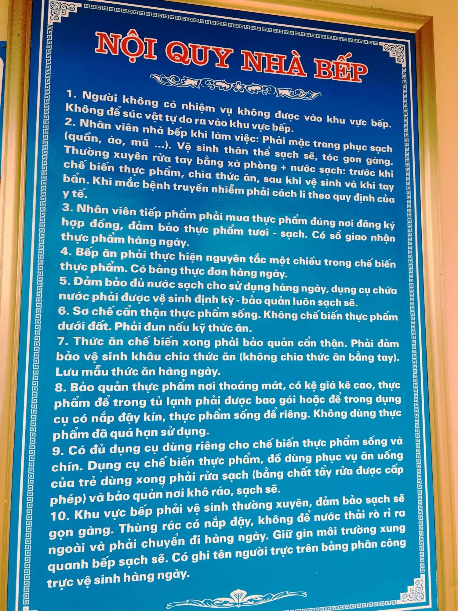 5 mẫu nội quy bếp nhà hàng, khách sạn chuyên nghiệp đầy đủ mới nhất hiện nay 6 Bảng nội quy được thiết kế dành riêng cho nhà bếp, nhấn mạnh các quy định về vệ sinh cá nhân, an toàn thực phẩm và quy trình chế biến