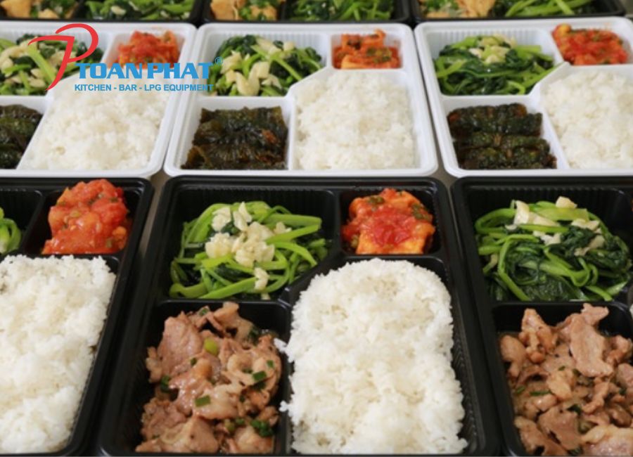 Gợi ý 8 thực đơn suất ăn bếp công nghiệp ngon, rẻ, giàu dinh dưỡng nhất cho nhân viên 3 Minh họa suất ăn công nghiệp 25k