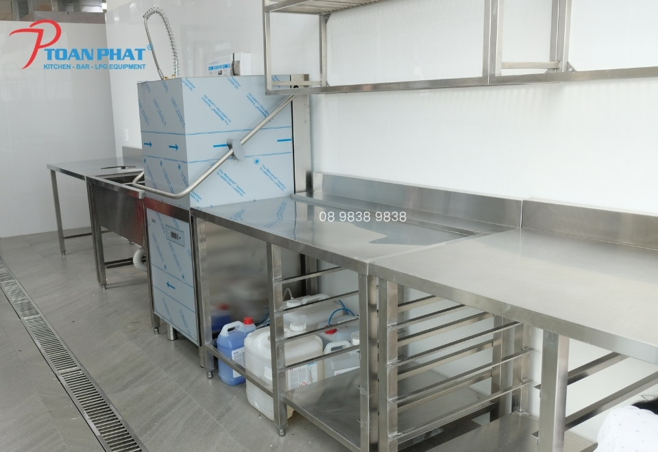 Khu rửa dụng cụ được bố trí tách biệt trong hệ thống bếp công nghiệp trường học