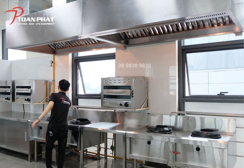 Toàn Phát thi công bếp công nghiệp trường học với thiết bị inox chất lượng cao, bền bỉ.