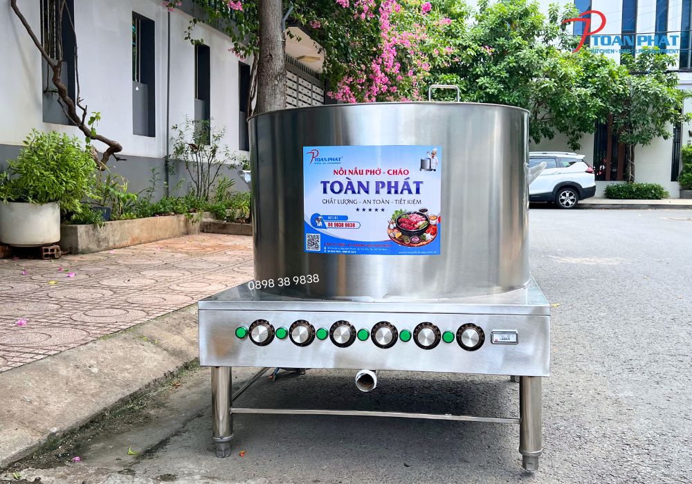 Thiết kế bếp quán phở: Nguyên tắc, chi phí và các thông tin quan trọng cần biết 2 Nồi nấu phở Inox Toàn Phát là thiết bị không thể thiếu trong bếp quán phở