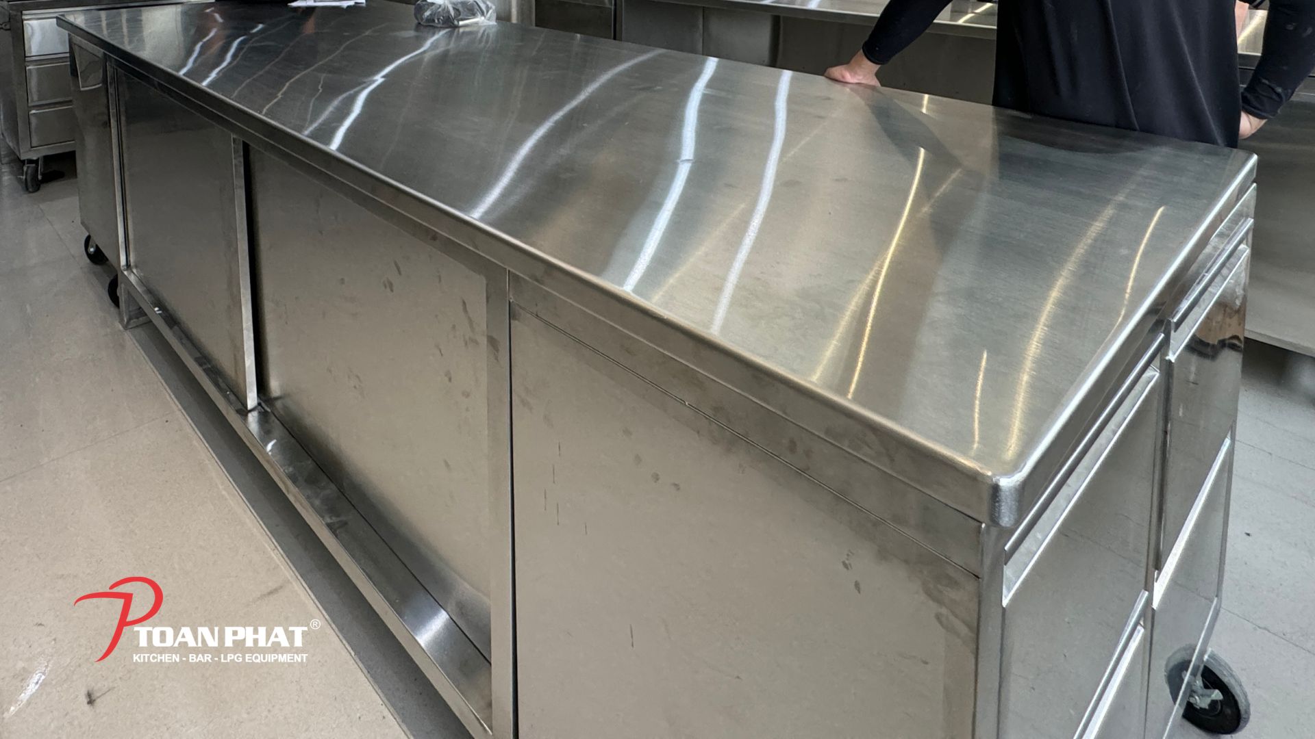 Dự án tiêu biểu: Toàn Phát Thi công bếp bánh tại Quận 7 6 Bàn tủ Inox trong bếp bánh