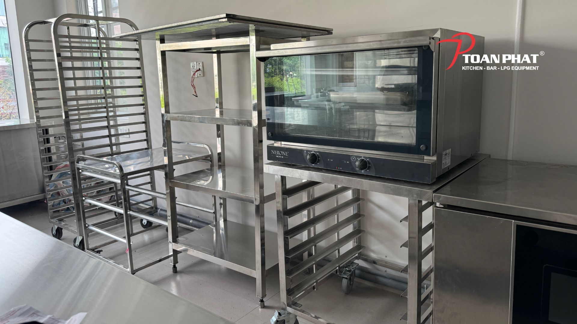 Dự án tiêu biểu: Toàn Phát Thi công bếp bánh tại Quận 7 7 Kệ đẩy khay bánh Inox