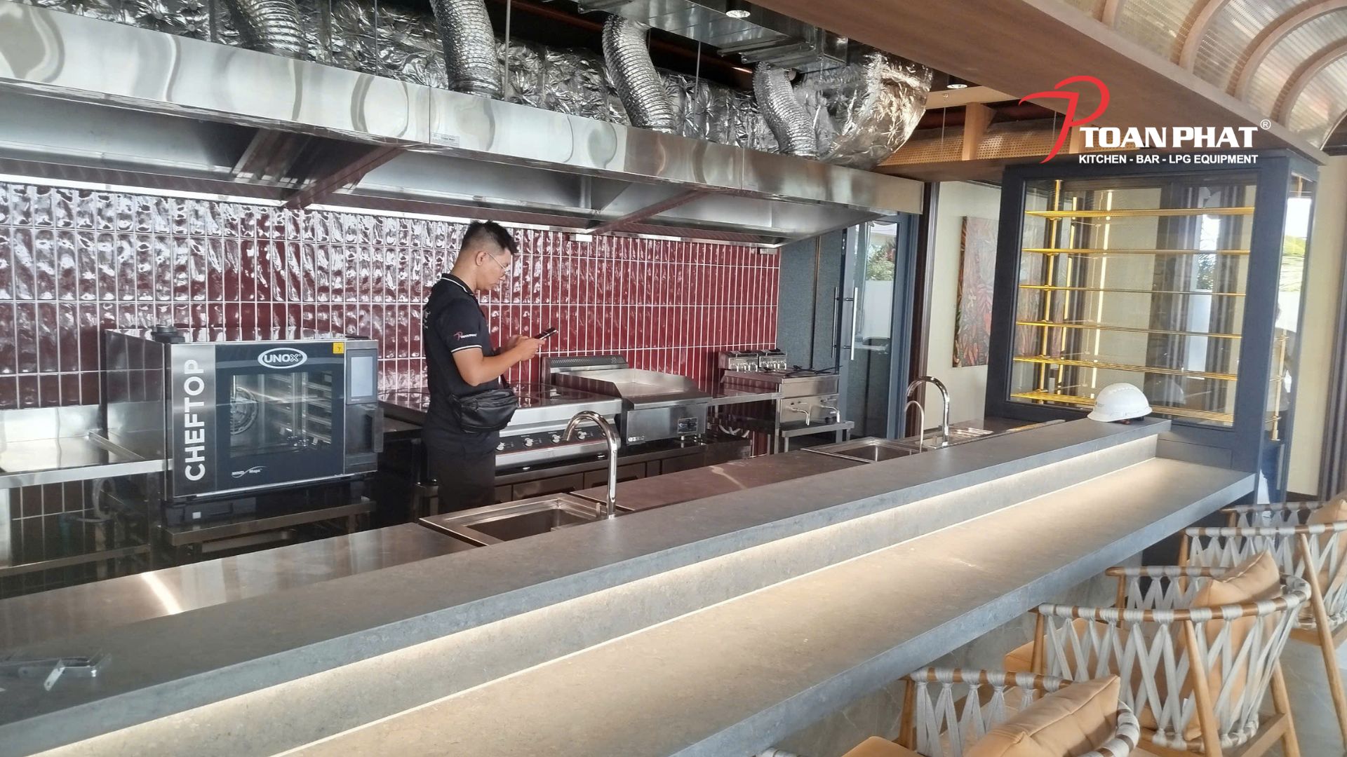 CHI PHÍ ĐẦU TƯ BẾP NHÀ HÀNG BAO NHIÊU LÀ ĐỦ? 2 Khu bếp nhà hàng Etown