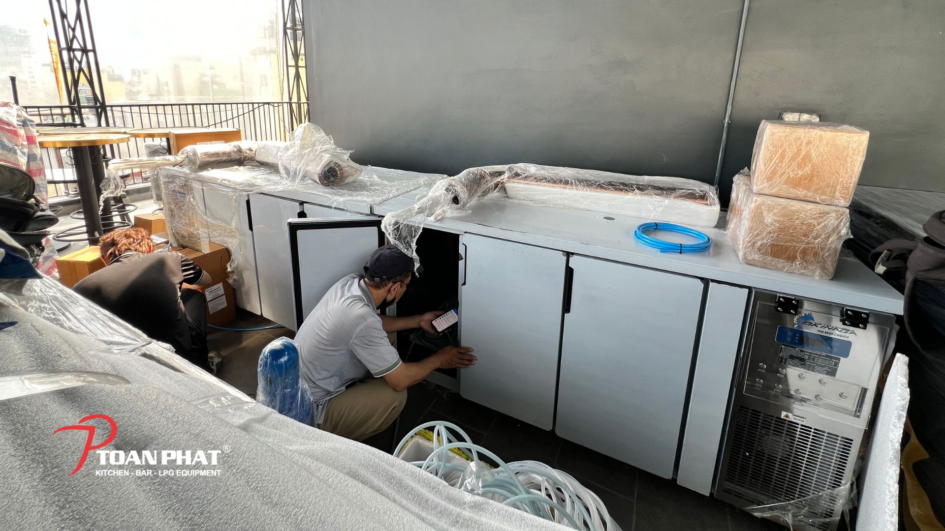 Dự án tiêu biểu: Toàn Phát thi công quầy bar tại khách sạn Quận 1 4 Nhân viên kỹ thuật Toàn Phát lắp đặt tủ bia OKINAGA