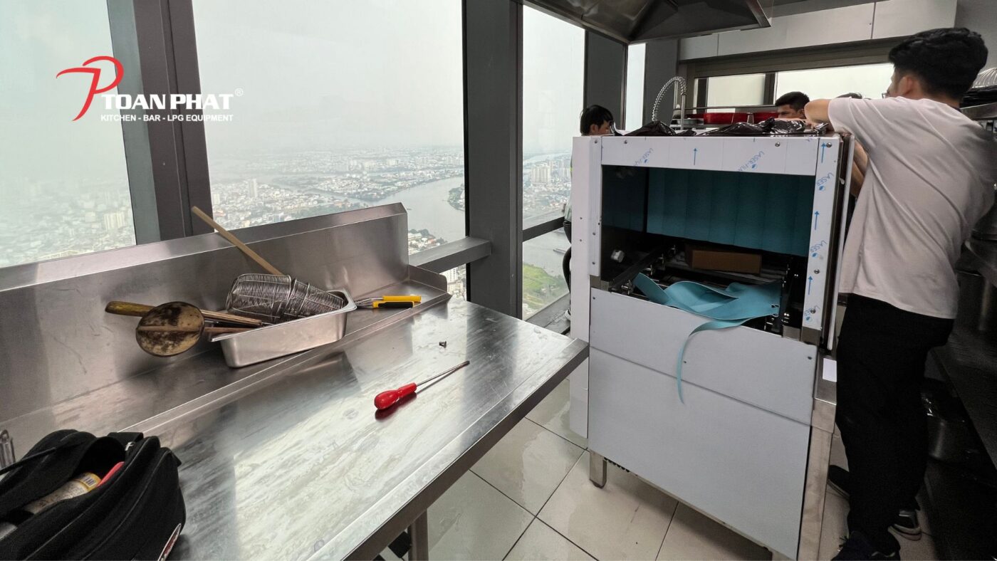 Quá trình lắp đặt máy rửa chén công nghiệp Winterhalter C50