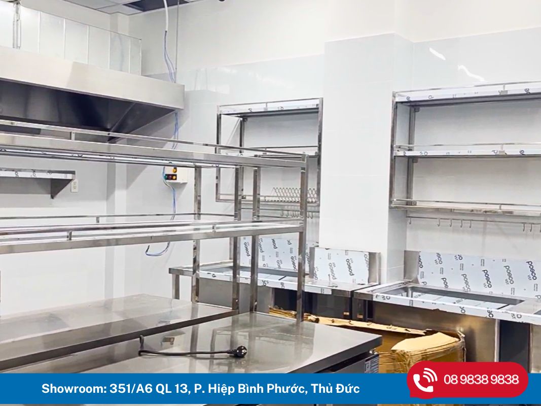 DỰ ÁN TIÊU BIỂU: THI CÔNG BẾP NHÀ HÀNG ÂU CHIIK STEAK AND PASTA 8 Bàn bếp Inox tại nhà hàng CHIIK do Toàn Phát sản xuất