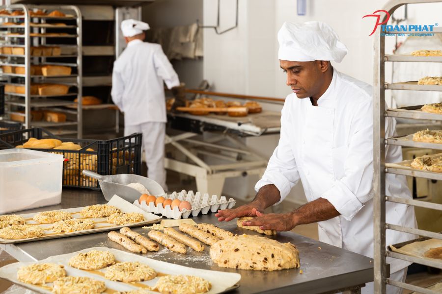 GIẢI PHÁP THI CÔNG BẾP BÁNH – BAKERY 4 Bàn trung gian dùng để tạo hình, trang trí cho các loại bánh