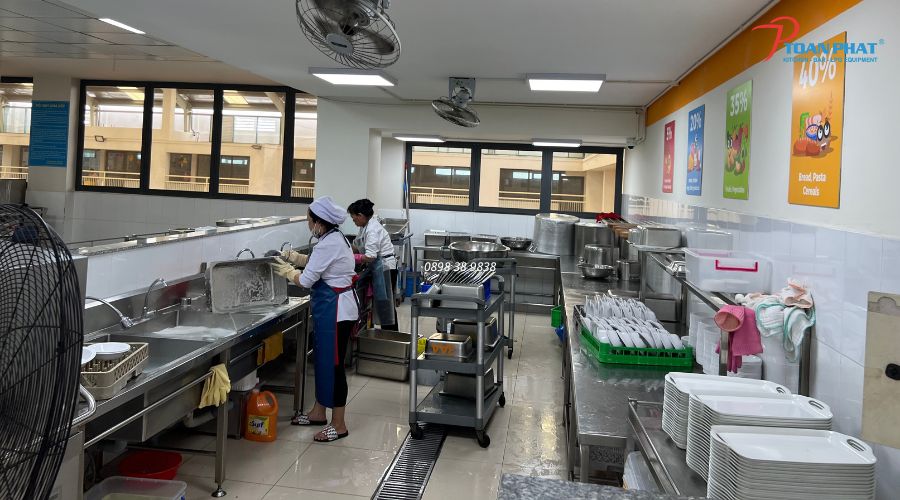 NHỮNG THIẾT BỊ CẦN THIẾT CHO KHU BẾP CÔNG NGHIỆP 500 – 700 SUẤT ĂN 7 Khu rửa chén rửa thủ công