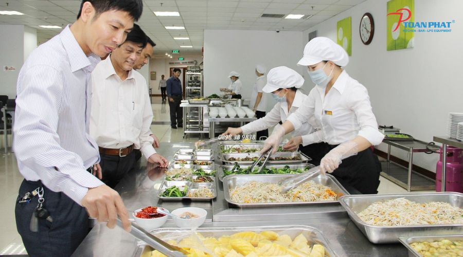 GIẢI PHÁP THI CÔNG BẾP CĂN TIN NHÀ MÁY 1 Các món ăn phục vụ trong bếp căn tin nhà máy, xí nghiệp