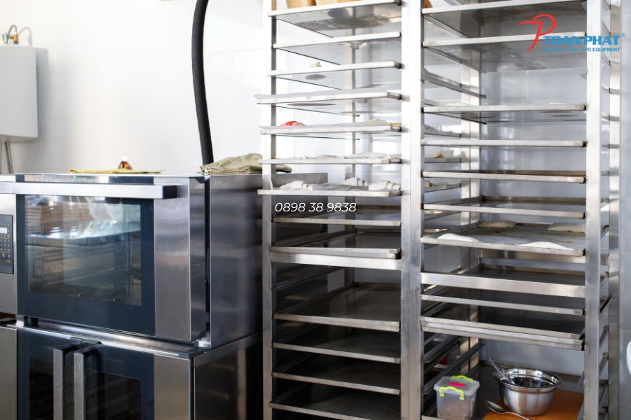 GIẢI PHÁP THI CÔNG BẾP BÁNH – BAKERY 15 Kệ để bánh, để khay tiện dụng cho khu bếp bánh