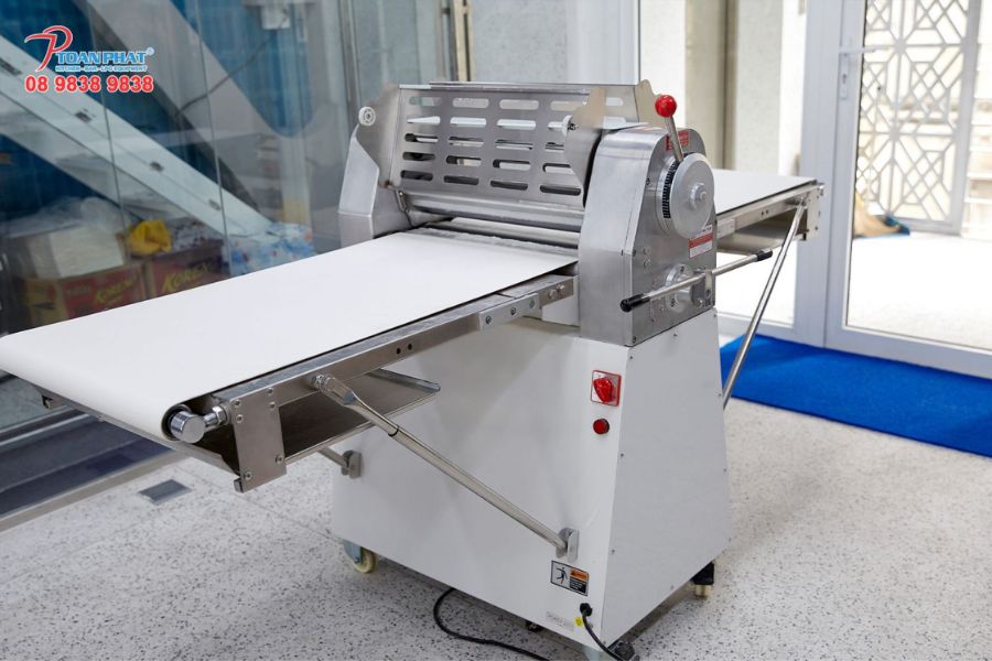 GIẢI PHÁP THI CÔNG BẾP BÁNH – BAKERY 7 Máy cán bột Toàn Phát cung cấp cho bếp bánh
