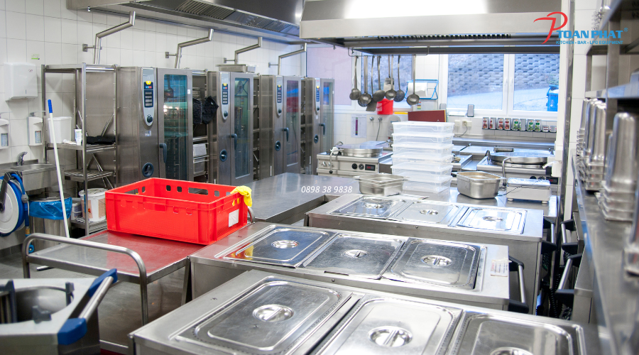 GIẢI PHÁP THI CÔNG BẾP CĂN TIN NHÀ MÁY 7 Quầy hâm nóng, các loại xe đẩy, khay inox trong bếp căn tin nhà máy