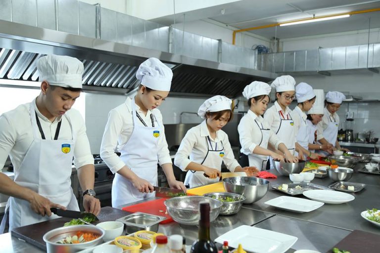khu bep thuc hanh truong dh hutech 768x512 1