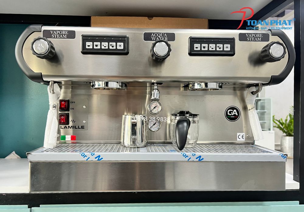 8 THIẾT BỊ KHÔNG THỂ THIẾU TRONG QUẦY BAR 1 Máy pha cà phê Lamille tại showroom Toàn Phát
