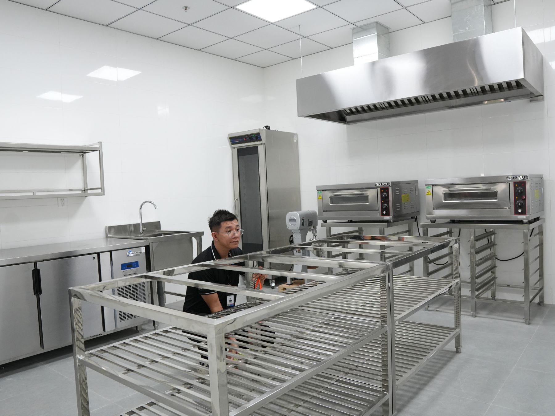 Khu bếp bánh của Trường Đại Học Văn Hiến do Toàn Phát bố trí sắp xếp - Khu tiếp nhận nguyên liệu và sơ chế do Toàn Phát thi công bếp bánh tại Quận 7