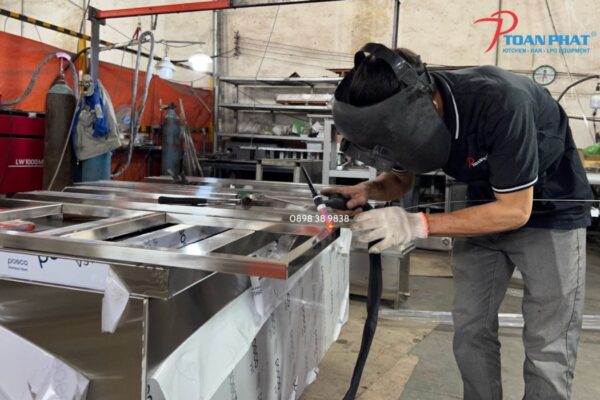 QUY TRÌNH DỊCH VỤ 6 BƯỚC TƯ VẤN - THIẾT KẾ - GIAO HÀNG - LẮP ĐẶT - BẢO HÀNH CHO CĂN TIN TRƯỜNG HỌC BỆNH VIỆN CỦA TOÀN PHÁT 6 Chup hut khoi 28 600x400 1