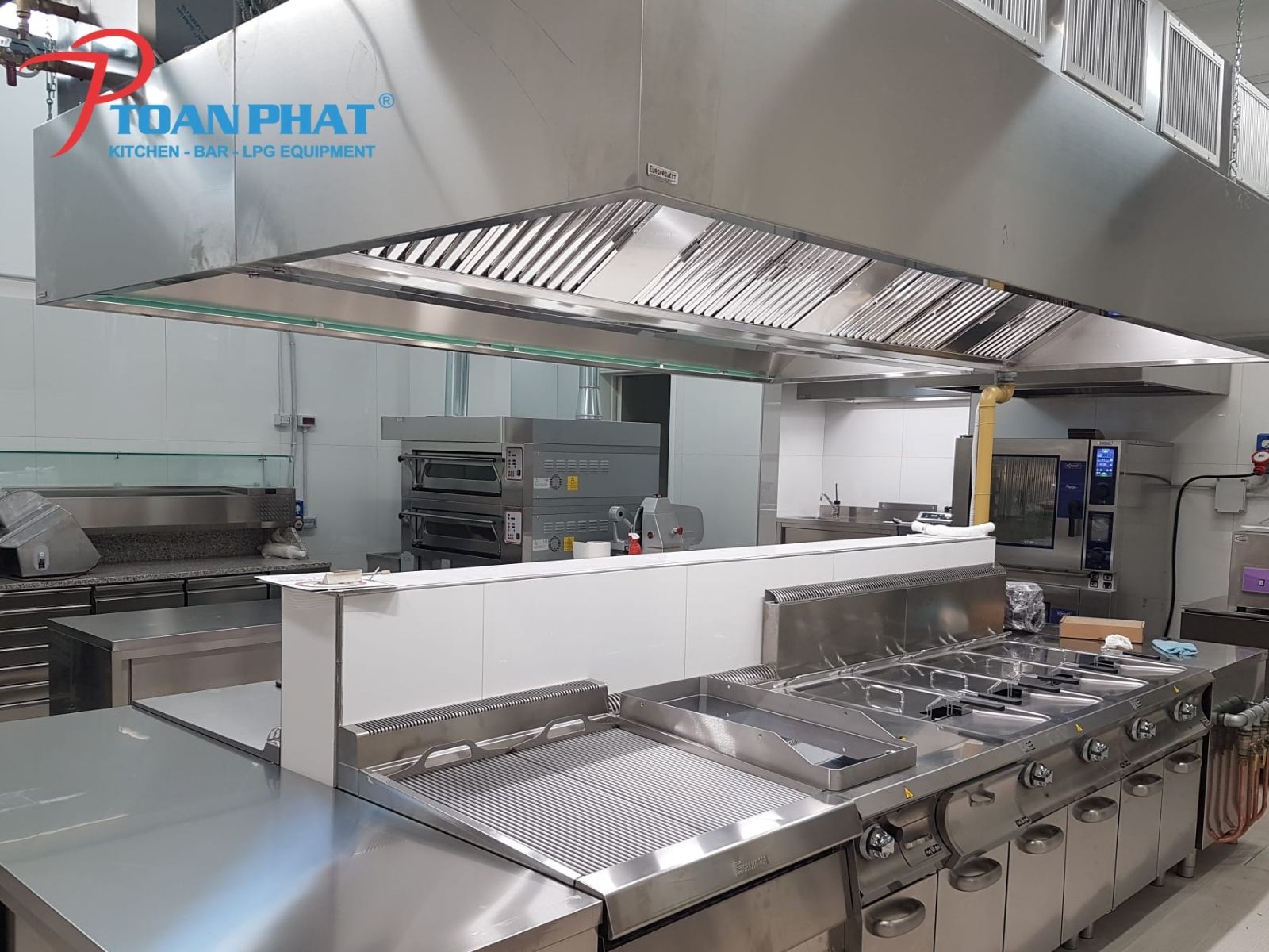 Tiêu chuẩn hệ thống hút khói PCCC cập nhật mới nhất 2025 2 Hệ thống hút khói được thiết kế hợp lý trong một không gian bếp - Tiêu chuẩn hệ thống hút khói PCCC cập nhật mới nhất 2025