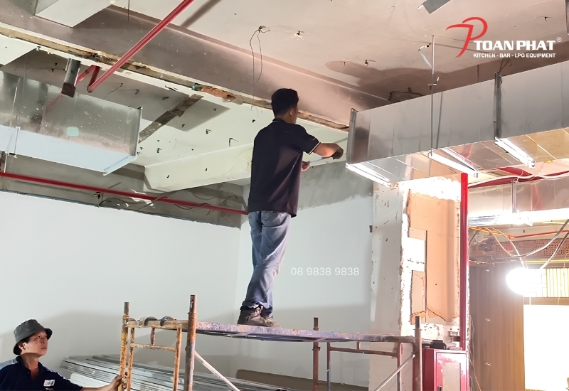 Hệ thống hút khói nhà xưởng PCCC: Mọi thông tin cần biết 4 Đội ngũ kỹ thuật Toàn Phát trực tiếp thi công và kiểm tra từng hạng mục