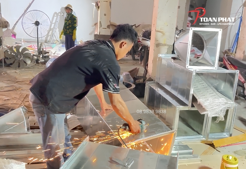 Hệ thống hút khói nhà xưởng PCCC: Mọi thông tin cần biết 5 Quá trình lắp đặt được thực hiện đúng tiến độ, đảm bảo an toàn kỹ thuật và chất lượng công trình