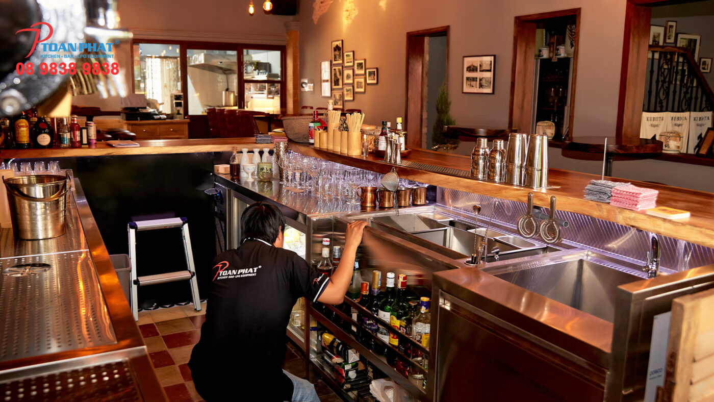THÙNG ĐÁ CỬA LÙA CÓ RAIL ĐỂ RƯỢU 12 Lắp đặt quầy pha chế cocktail cho quầy bar