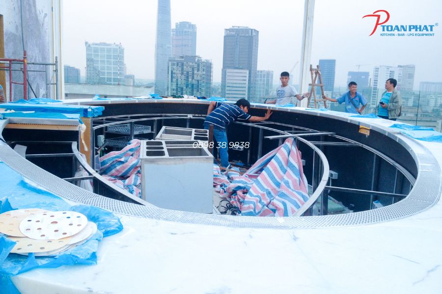 GIẢI PHÁP THI CÔNG BAR – CAFE – TRÀ SỮA 2 Toàn Phát thi công mô hình Sky Bar với nhiều module bar dáng cong