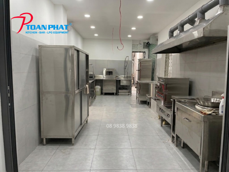 Tủ inox 4 tầng cửa lùa tại khu bếp cantin 