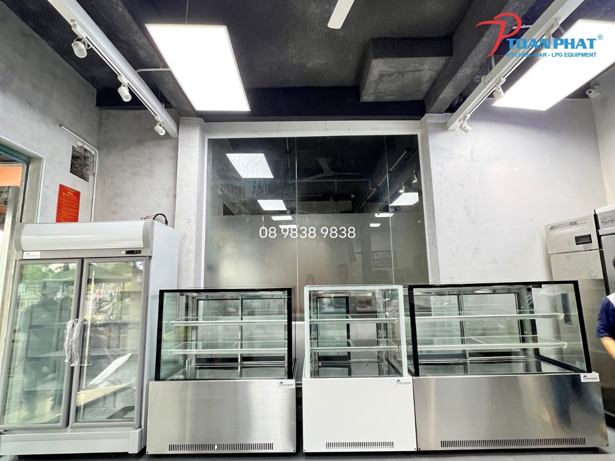 BẬT MÍ 6 TIPS VỆ SINH TỦ TRƯNG BÀY BÁNH ĐƠN GIẢN VÀ HIỆU QUẢ 3 VI SAO TU TRUNG BAY BANH NGOT LA SAN PHAM KHONG THE THIEU