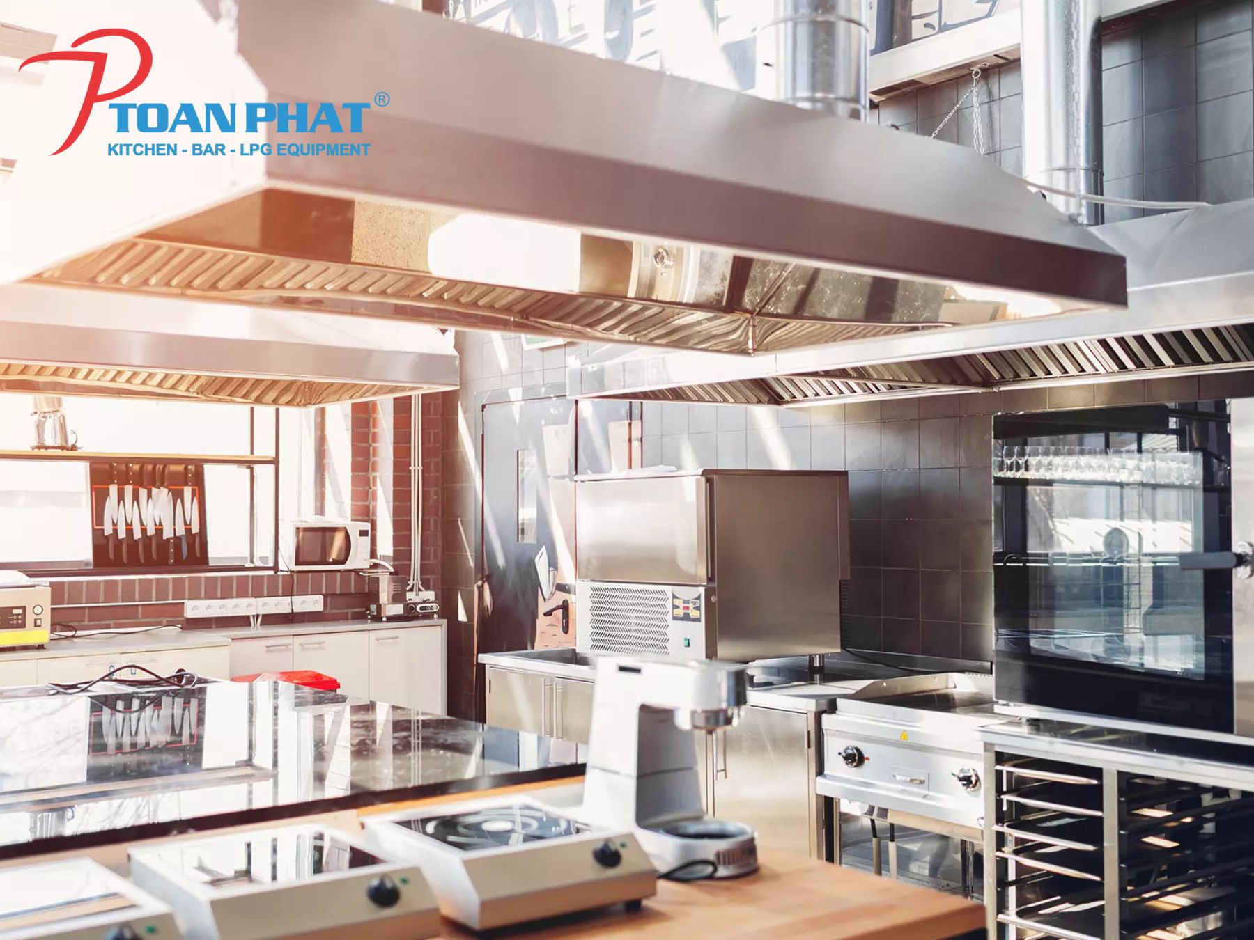 Giá thi công lắp đặt hệ thống hút khói nhà hàng, khách sạn 2025 1 Hệ thống hút khói đóng vai trò then chốt trong bếp nhà hàng, khách sạn - Giá thi công lắp đặt hệ thống hút khói nhà hàng, khách sạn 2025