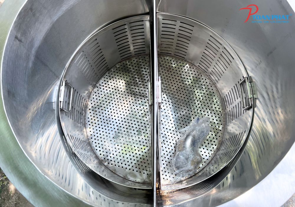 NỒI PHỞ ĐIỆN 150L TOÀN PHÁT 5 Thiết kế hai ngăn riêng biệt: có thể dùng để trụng mì, trụng giá phở hoặc nấu hai loại nước lèo khác nhau